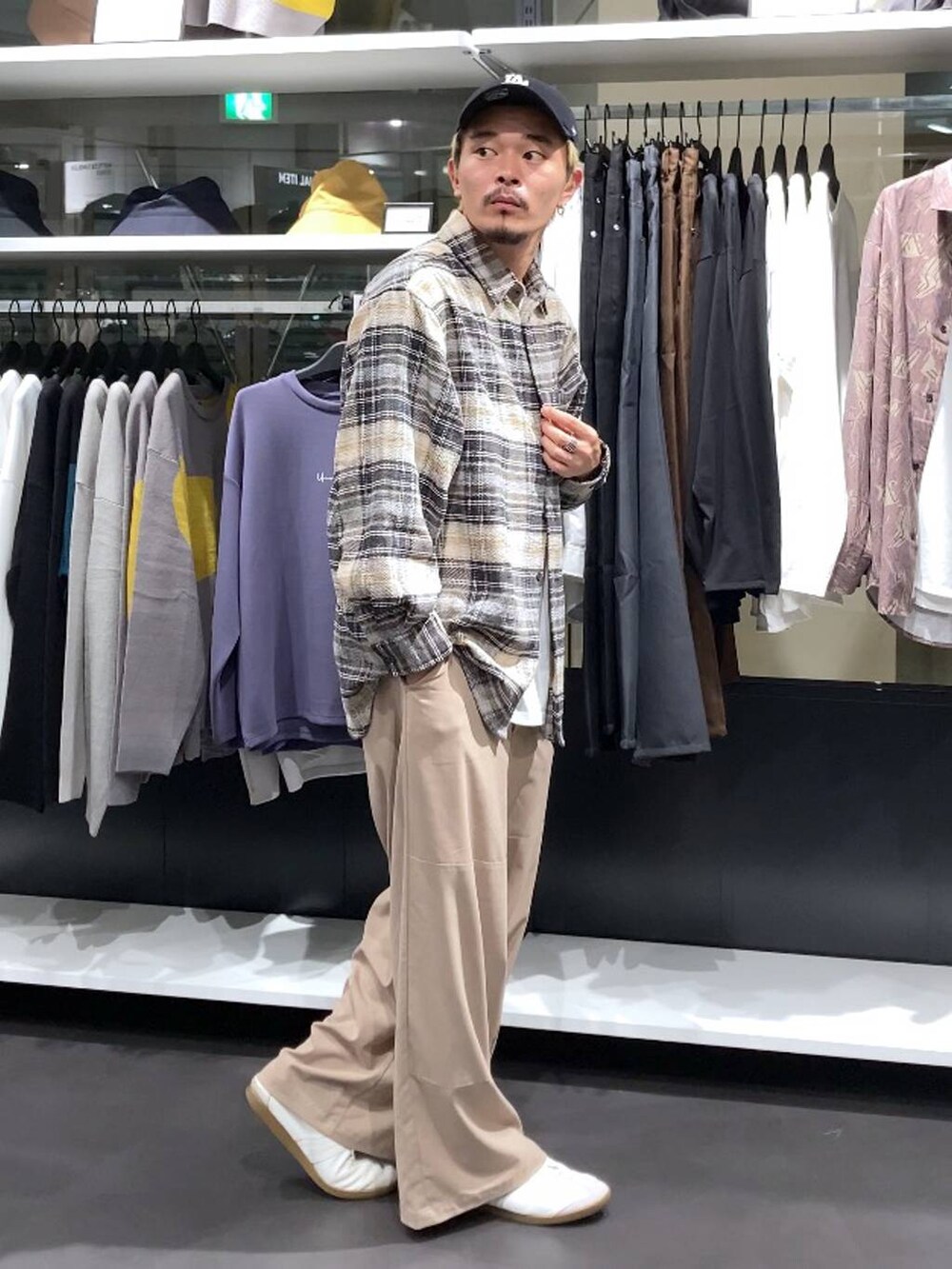 ホワイト系のTシャツ/カットソー、ベージュ系のその他パンツ、ベージュ系のシャツ/ブラウスを着用したメンズの秋コーディネートの4枚目の写真