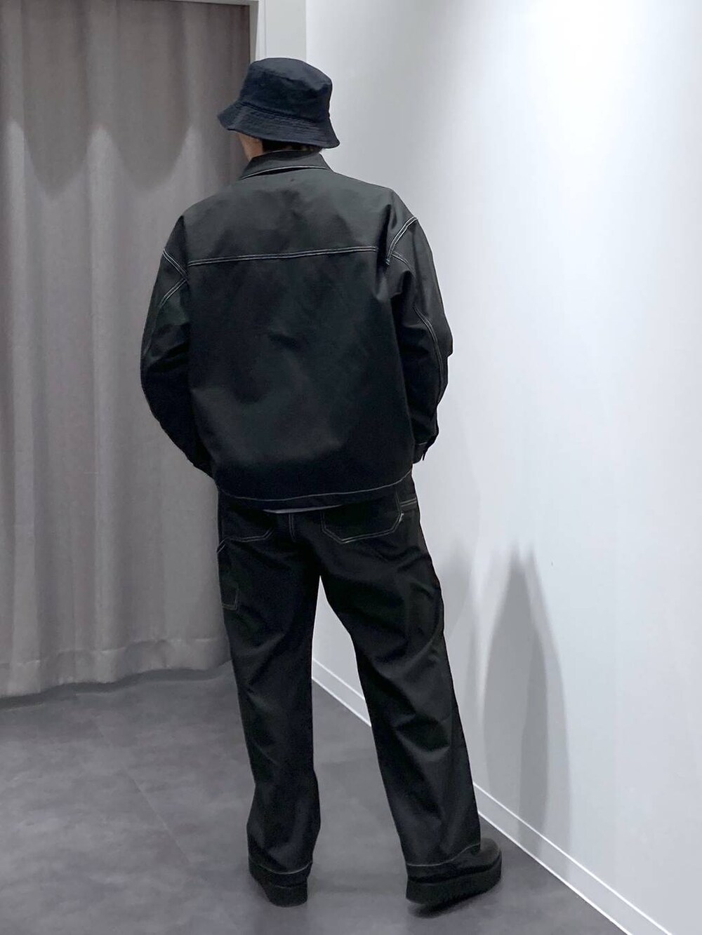 ブラック系のドレスシューズ、ブラック系のその他パンツ、ブラック系のショルダーバッグを着用したメンズの冬コーディネートの2枚目の写真