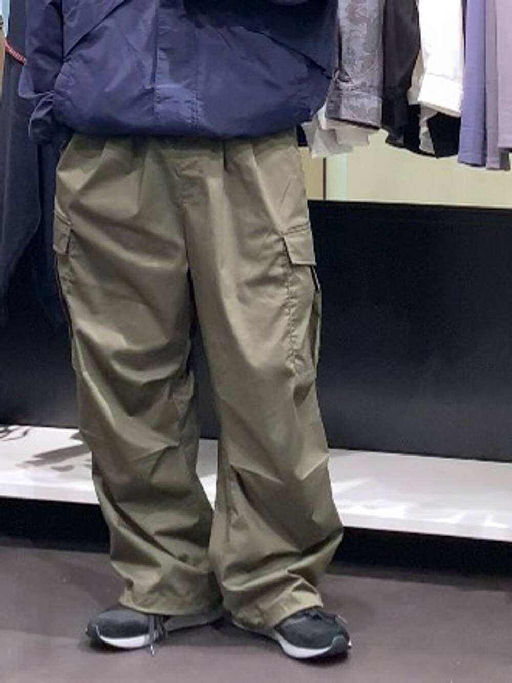 ブラック系のスニーカー、グリーン系のカーゴパンツ、ブルー系のキャップを着用したメンズの秋コーディネートの8枚目の写真