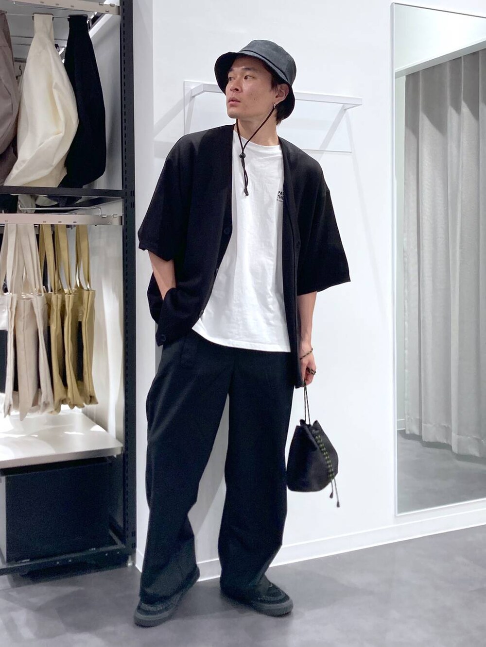 ブラック系のショルダーバッグ、ブラック系のカーディガン/ボレロ、ホワイト系のTシャツ/カットソーを着用したメンズの夏コーディネートの9枚目の写真