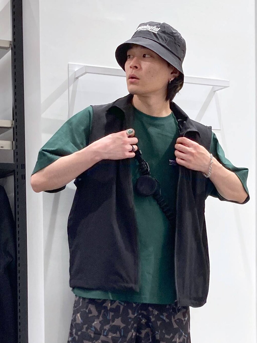 グレー系のスニーカーを着用したメンズの春コーディネートの6枚目の写真