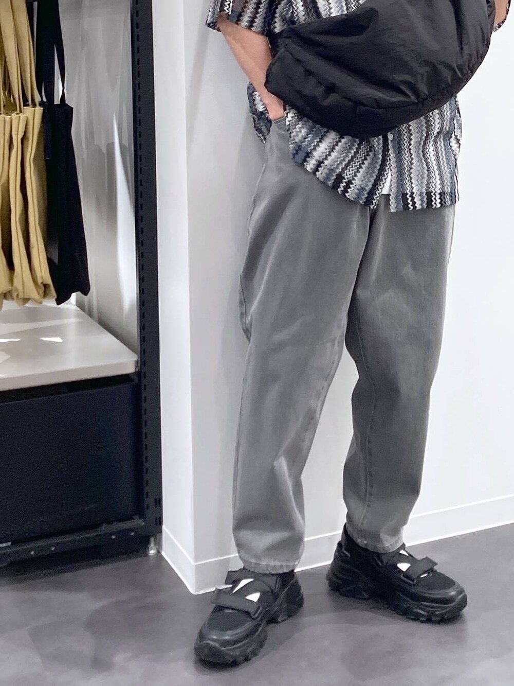 ブラック系のスニーカー、ブラック系のシャツ/ブラウス、ホワイト系のTシャツ/カットソーを着用したメンズの夏コーディネートの7枚目の写真