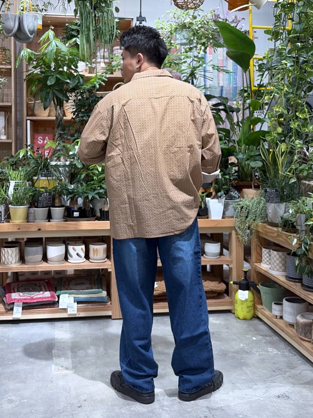 ブルー系のデニムパンツ、ベージュ系のシャツ/ブラウス、ホワイト系のTシャツ/カットソーを着用したメンズの秋コーディネートの2枚目の写真