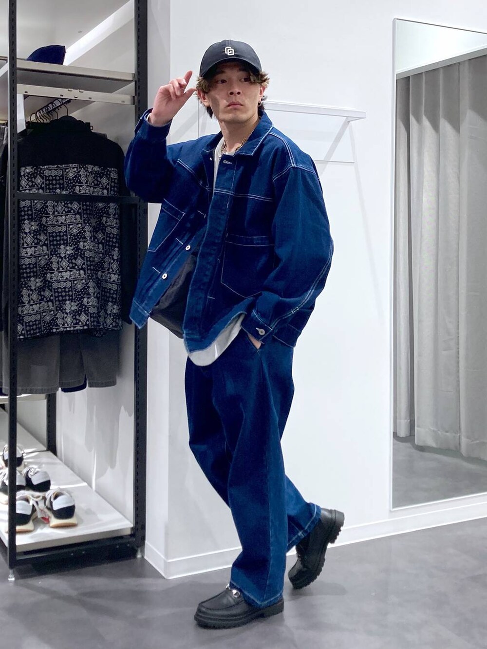 ブラック系のローファー、ブルー系のブルゾン、ブルー系のデニムパンツを着用したメンズの冬コーディネートの3枚目の写真