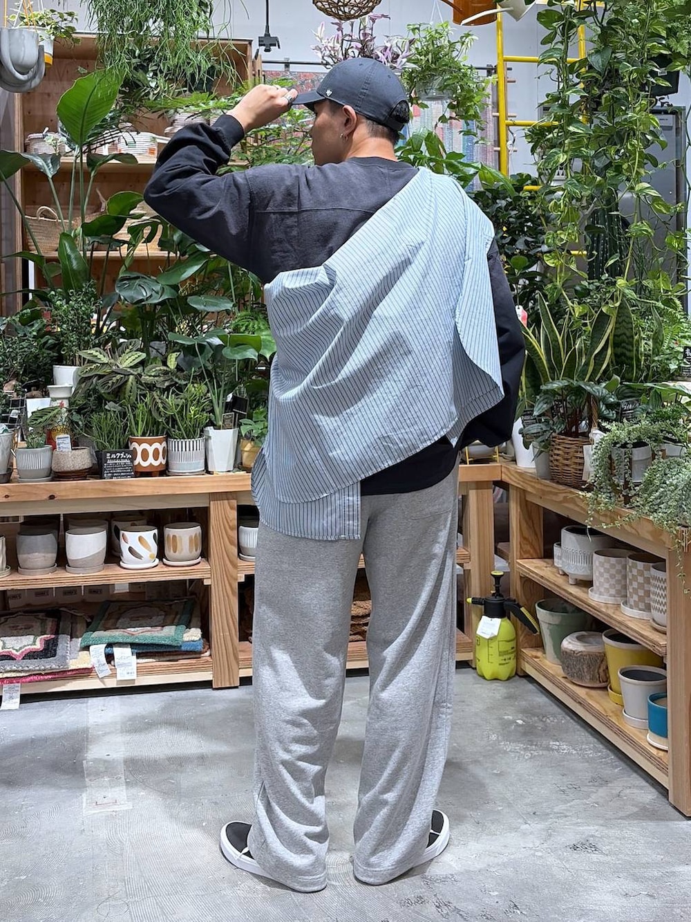 ブルー系のシャツ/ブラウス、グレー系のスウェットパンツ、ブラック系のTシャツ/カットソーを着用したメンズの秋コーディネートの2枚目の写真