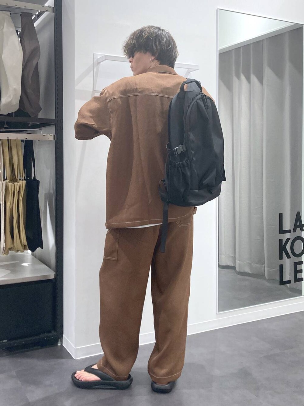 ブラック系のサンダル、ブラウン系のシャツ/ブラウス、ホワイト系のTシャツ/カットソーを着用したメンズの夏コーディネートの2枚目の写真