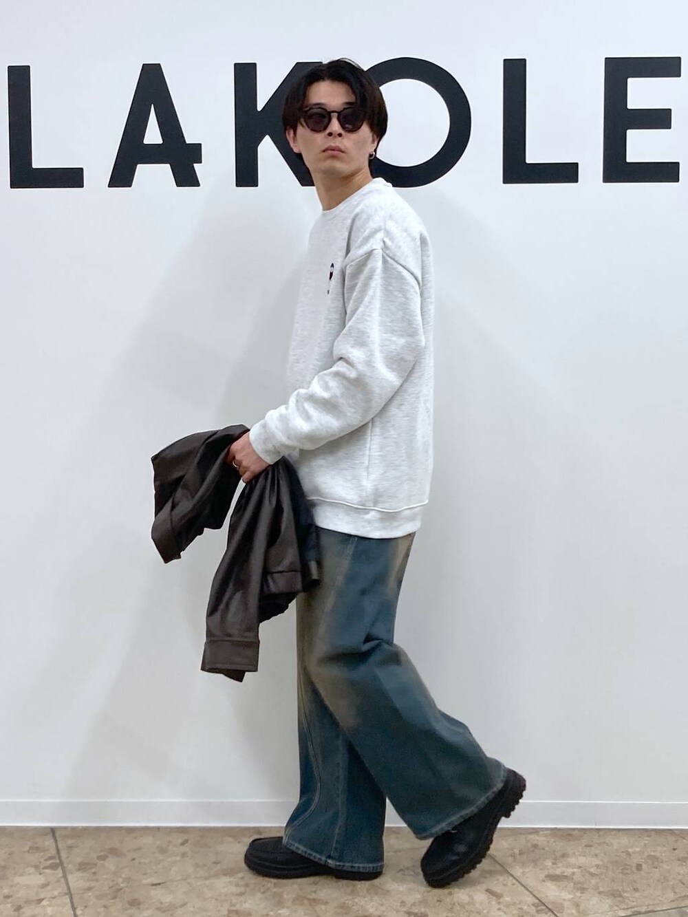 ブルー系のデニムパンツ、グレー系のスウェット、ブラック系のローファーを着用したメンズの冬コーディネートの8枚目の写真