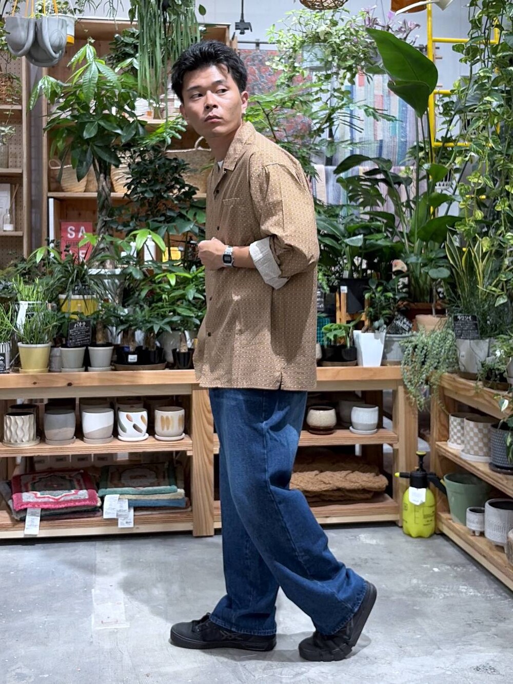 ブルー系のデニムパンツ、ベージュ系のシャツ/ブラウス、ホワイト系のTシャツ/カットソーを着用したメンズの秋コーディネートの3枚目の写真