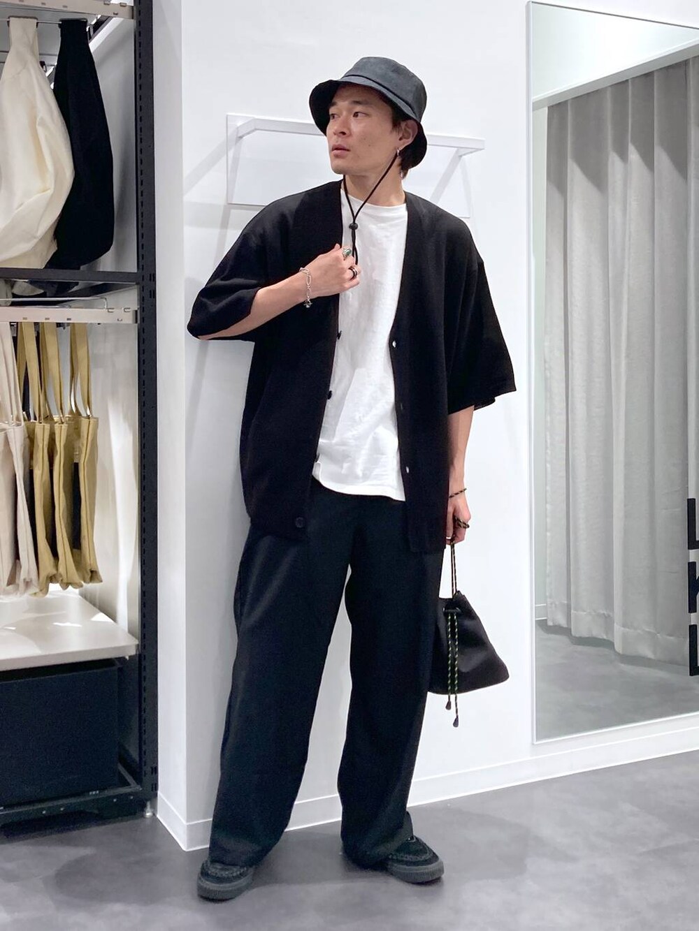 ブラック系のショルダーバッグ、ブラック系のカーディガン/ボレロ、ホワイト系のTシャツ/カットソーを着用したメンズの夏コーディネートの5枚目の写真