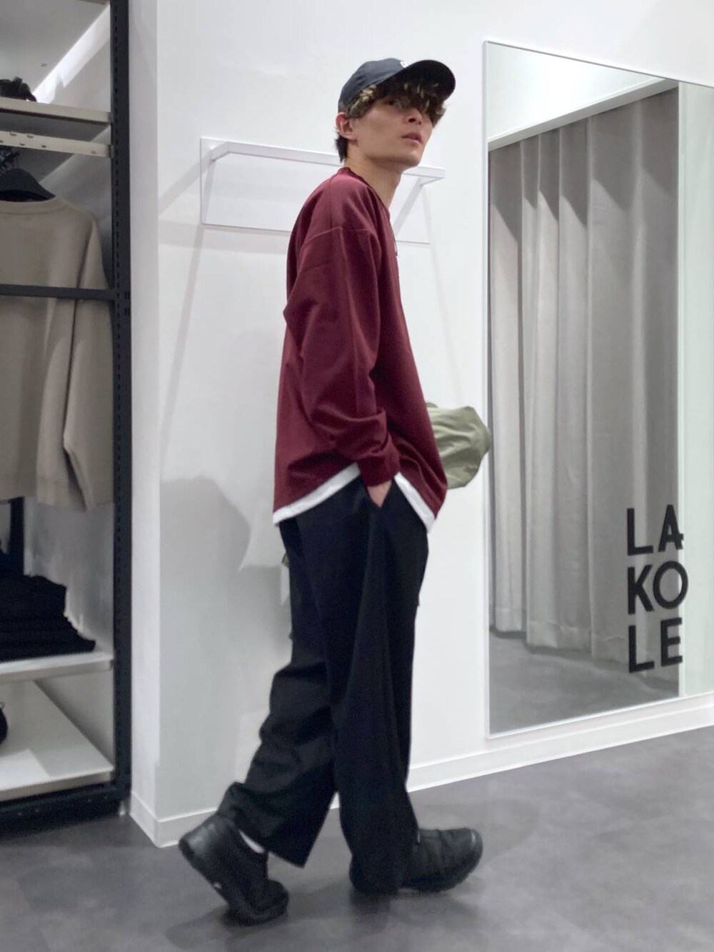 グリーン系のMA-1、レッド系のTシャツ/カットソー、ブラック系のスリッポンを着用したメンズの冬コーディネートの6枚目の写真