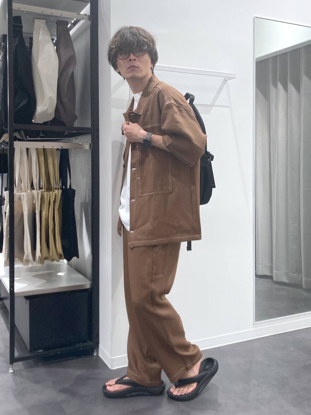 ブラック系のサンダル、ブラウン系のシャツ/ブラウス、ホワイト系のTシャツ/カットソーを着用したメンズの夏コーディネートの3枚目の写真