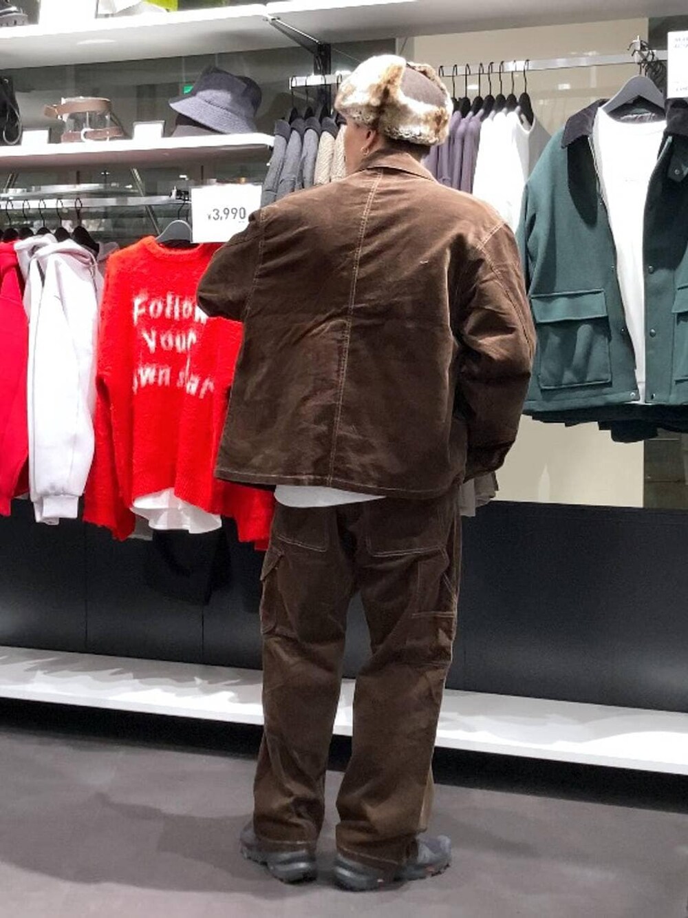 ブラウン系のその他パンツ、グレー系のスウェット、ブラウン系のブルゾンを着用したメンズの秋コーディネートの2枚目の写真