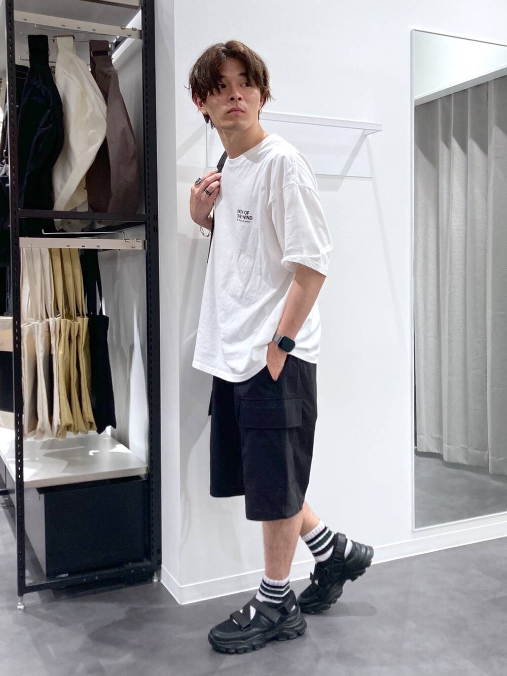 ブラック系のスニーカー、ブラック系のバックパック/リュック、ホワイト系のTシャツ/カットソーを着用したメンズの夏コーディネートの3枚目の写真