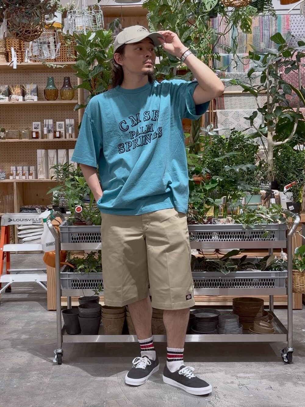 グリーン系のTシャツ/カットソー、ブルー系のスポーツグッズ、ベージュ系のキャップを着用したメンズの夏コーディネートの8枚目の写真