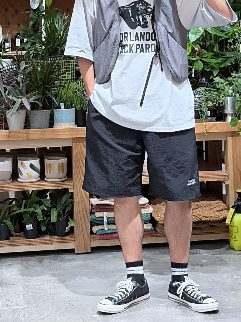 グレー系のTシャツ/カットソー、ブラック系のスニーカー、ブラック系のその他パンツを着用したメンズの夏コーディネートの8枚目の写真