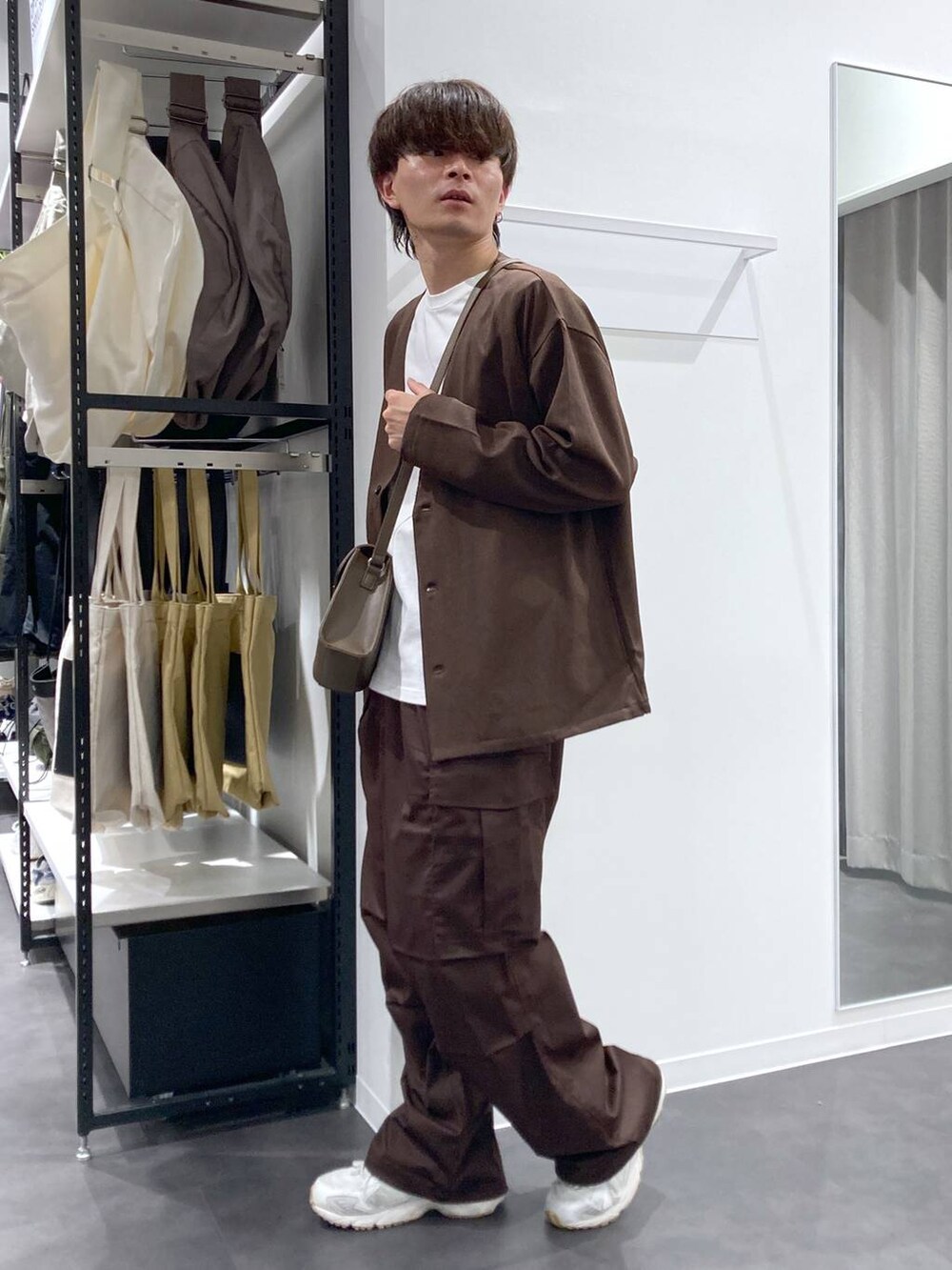 ホワイト系のTシャツ/カットソー、ブラウン系のカーゴパンツ、ブラウン系のカーディガン/ボレロを着用したメンズの秋コーディネートの3枚目の写真