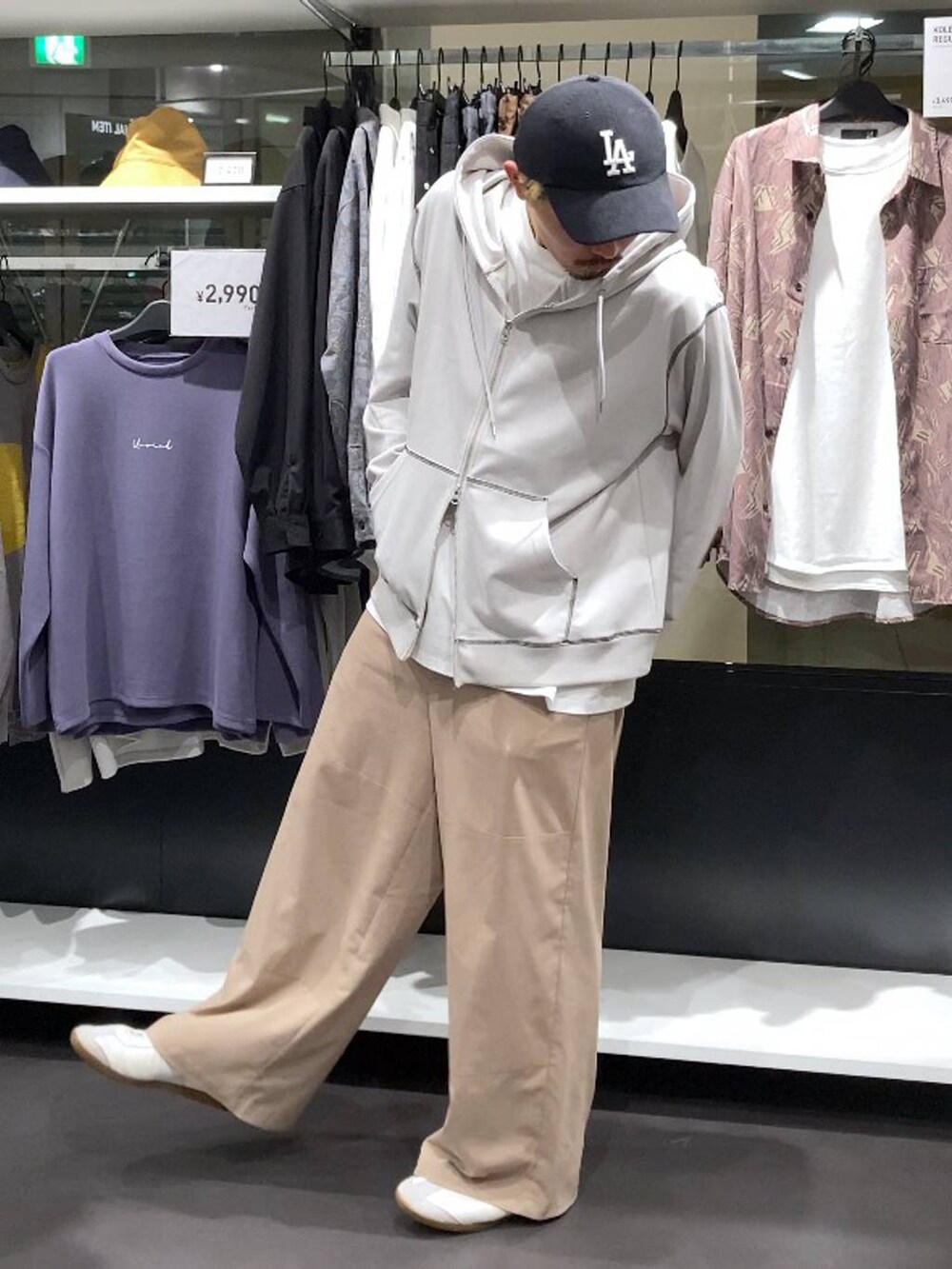 ホワイト系のTシャツ/カットソー、ベージュ系のその他パンツ、グレー系のパーカーを着用したメンズの秋コーディネートの5枚目の写真