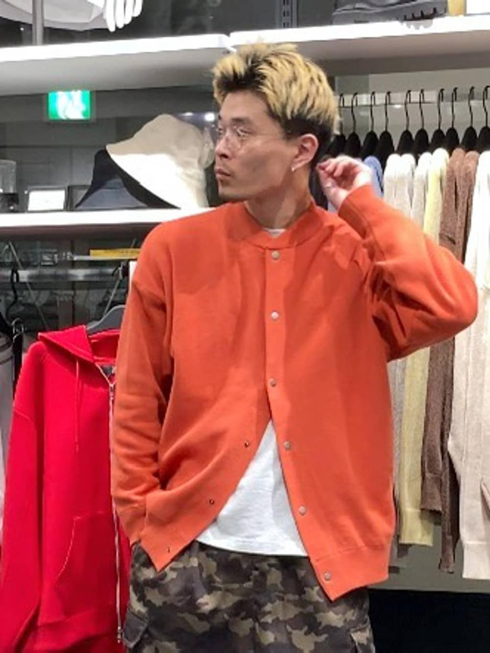 オレンジ系のカーディガン/ボレロ、グリーン系のその他パンツを着用したメンズの秋コーディネートの5枚目の写真