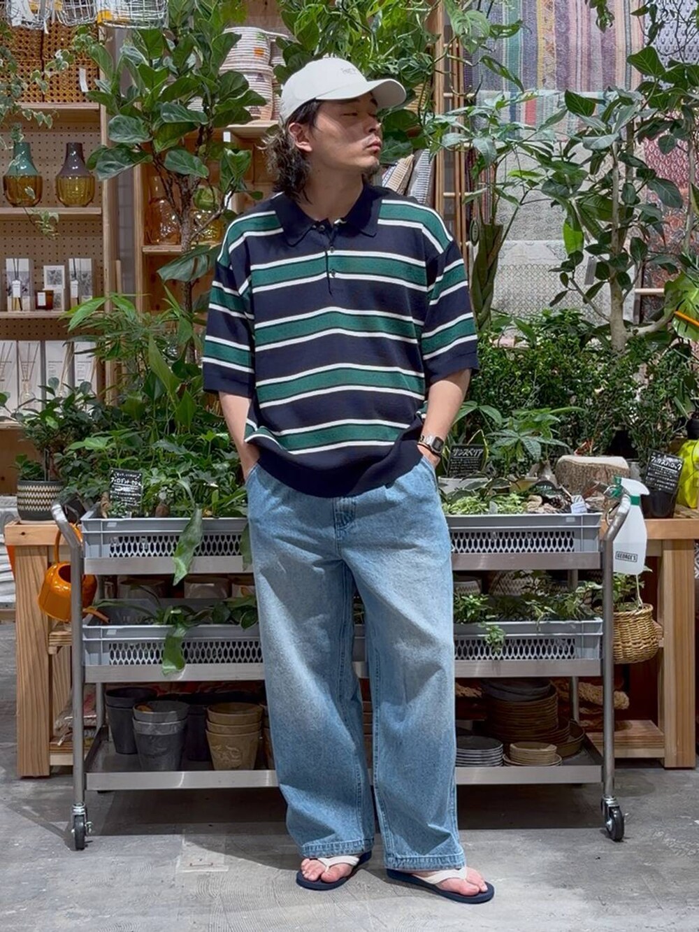 ブルー系のデニムパンツ、ブルー系のサンダル、ブルー系のシャツ/ブラウスを着用したメンズの夏コーディネートの8枚目の写真