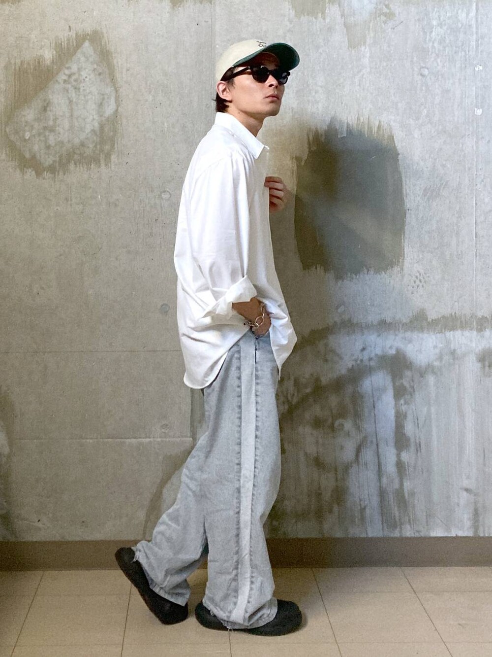 ホワイト系のTシャツ/カットソー、ホワイト系のシャツ/ブラウス、ブラック系のサングラスを着用したメンズの夏コーディネートの3枚目の写真