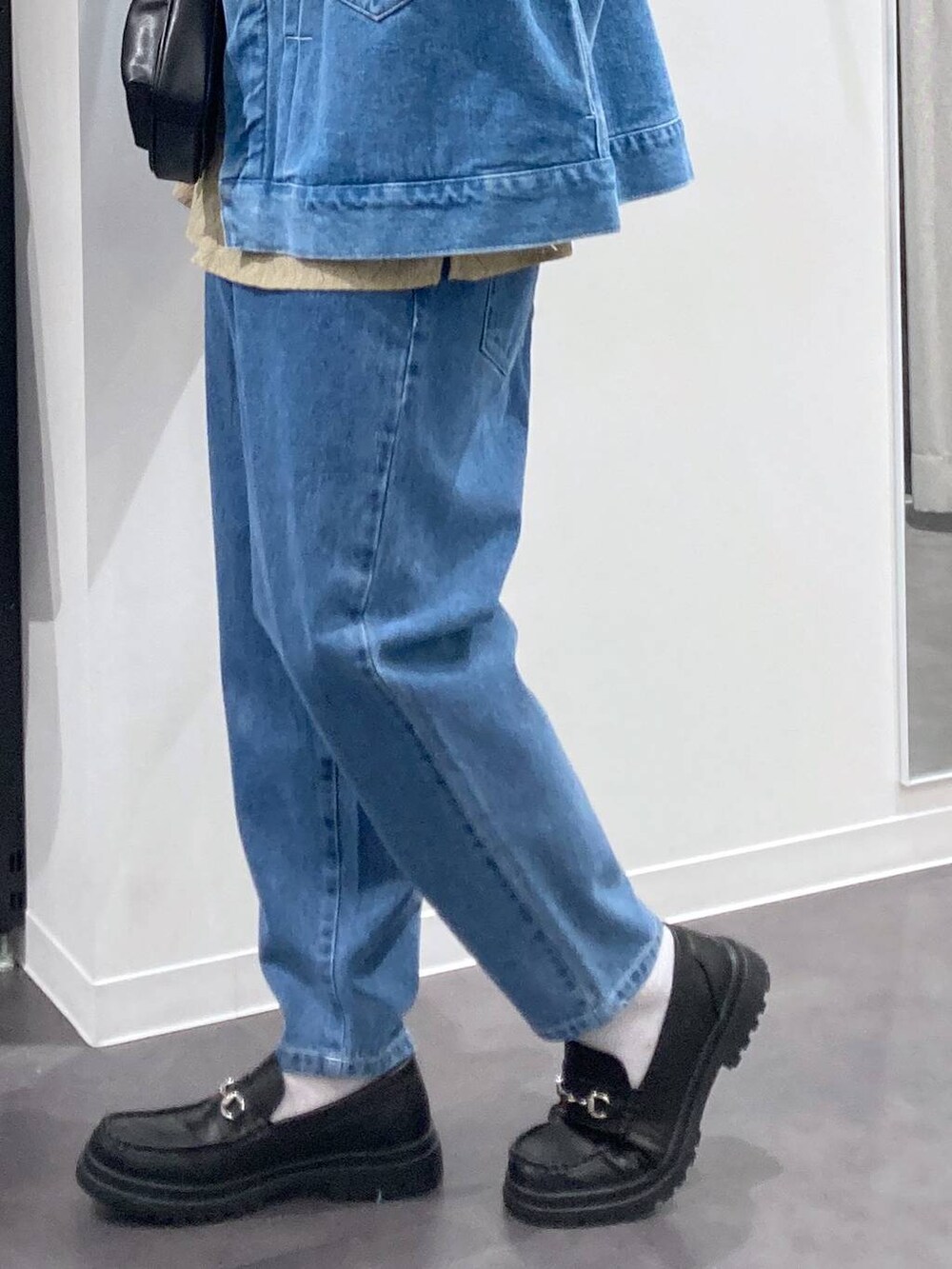 ベージュ系のシャツ/ブラウス、ブルー系のデニムパンツ、ブラック系のローファーを着用したメンズの春コーディネートの8枚目の写真