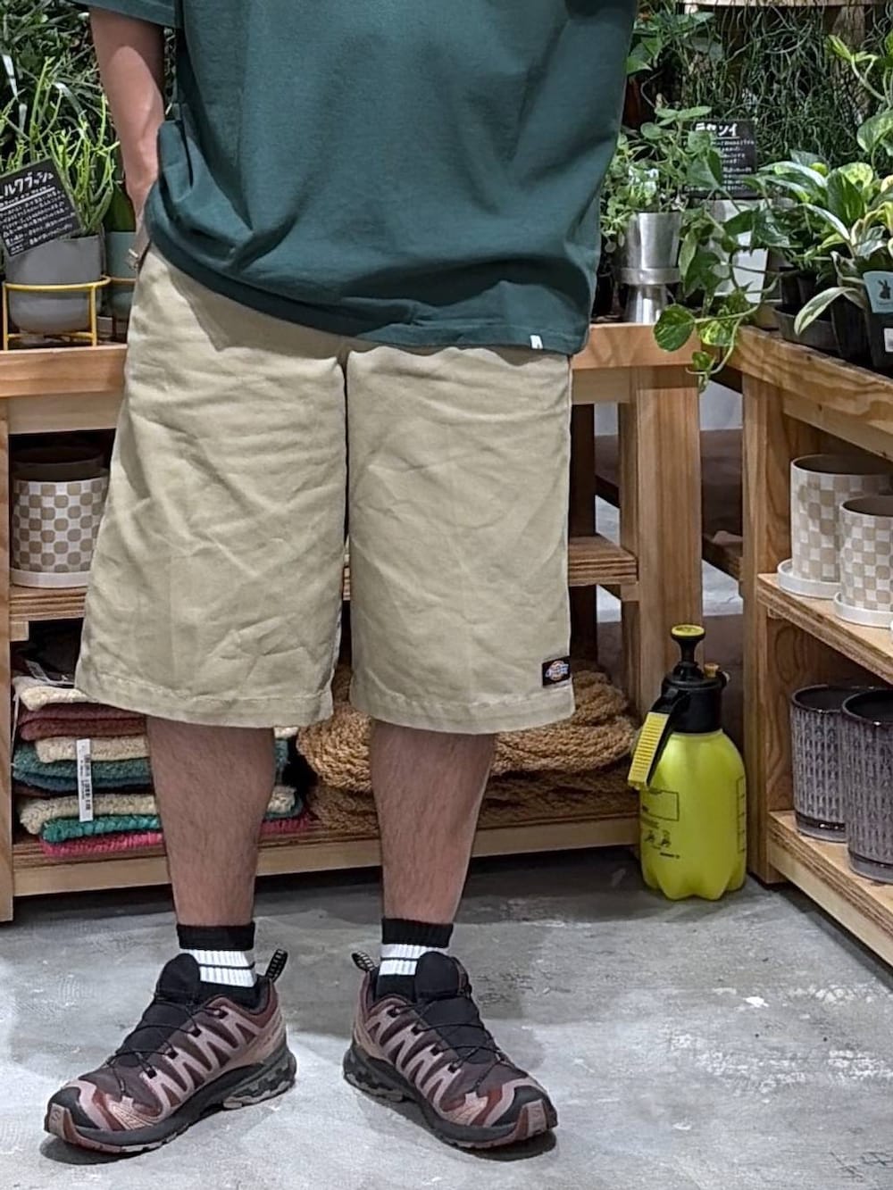 グリーン系のTシャツ/カットソー、ブラック系のソックス/靴下を着用したメンズの夏コーディネートの9枚目の写真