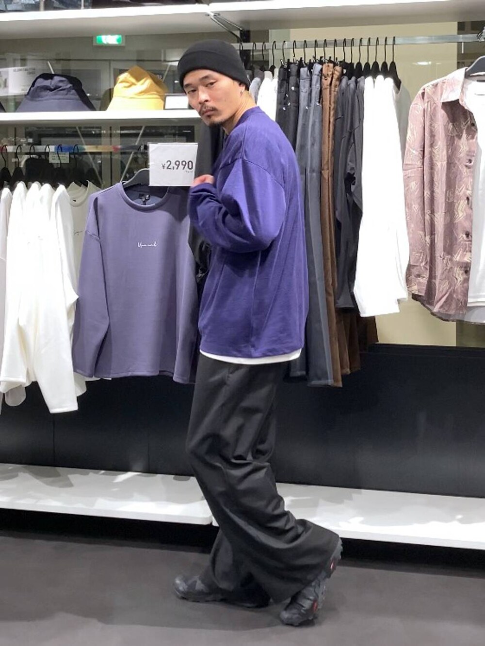 ホワイト系のTシャツ/カットソー、ブラック系のその他パンツ、ブラック系のニットキャップ/ビーニーを着用したメンズの秋コーディネートの3枚目の写真