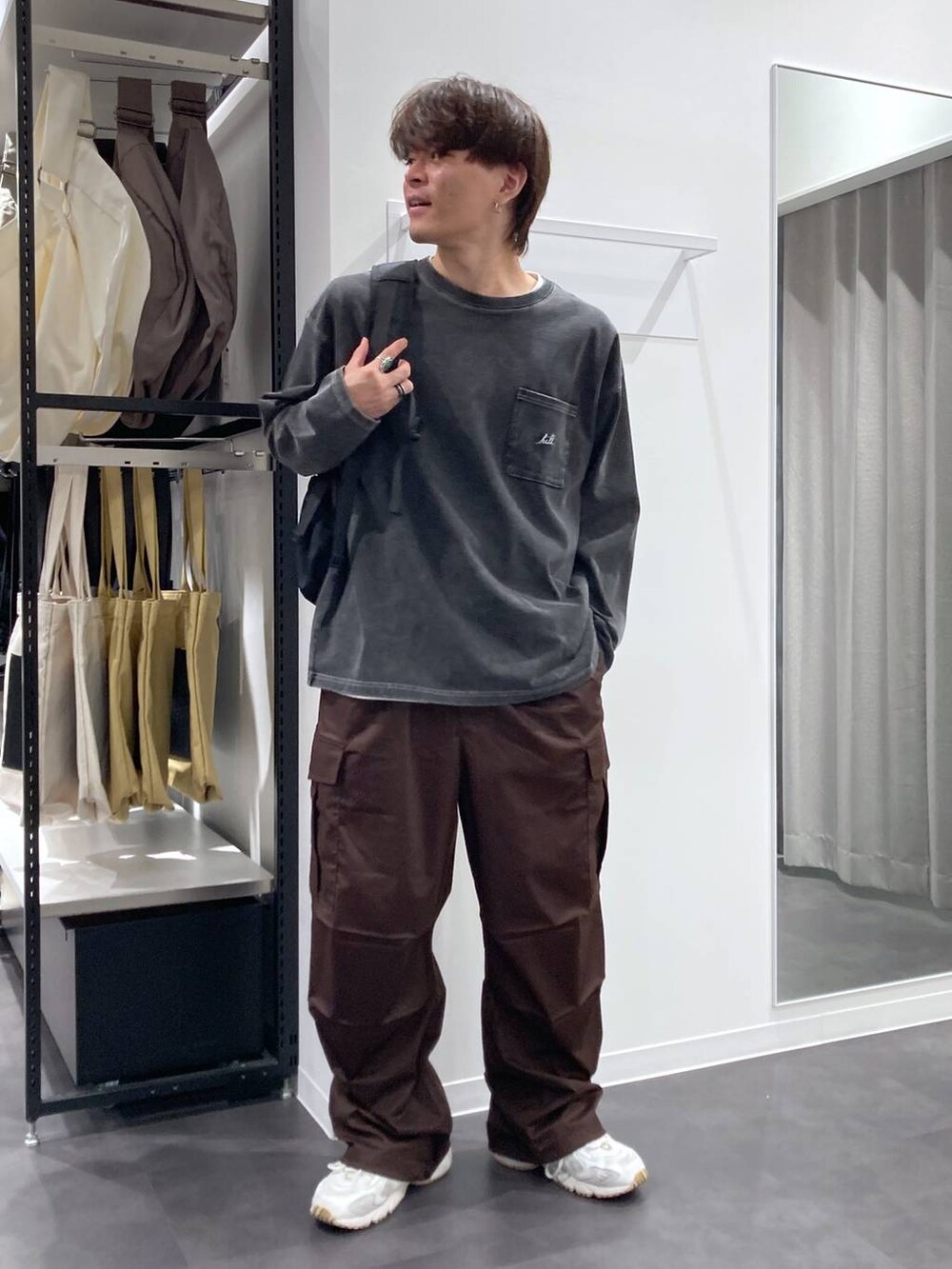ホワイト系のTシャツ/カットソー、ブラウン系のカーゴパンツ、ブラック系のバックパック/リュックを着用したメンズの夏コーディネートの5枚目の写真