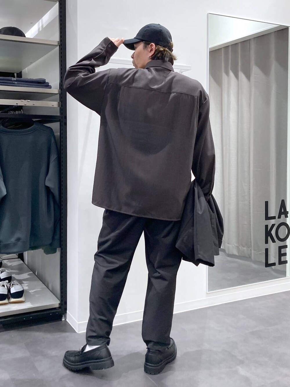 ブラック系のローファー、グレー系のテーラードジャケット、グレー系のシャツ/ブラウスを着用したメンズの春コーディネートの5枚目の写真