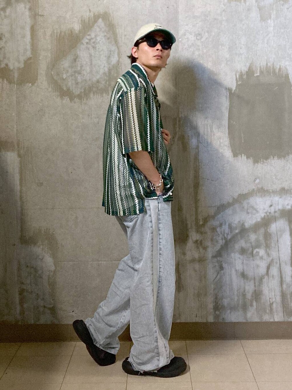 グリーン系のシャツ/ブラウス、ホワイト系のTシャツ/カットソー、ブラック系のサングラスを着用したメンズの夏コーディネートの4枚目の写真