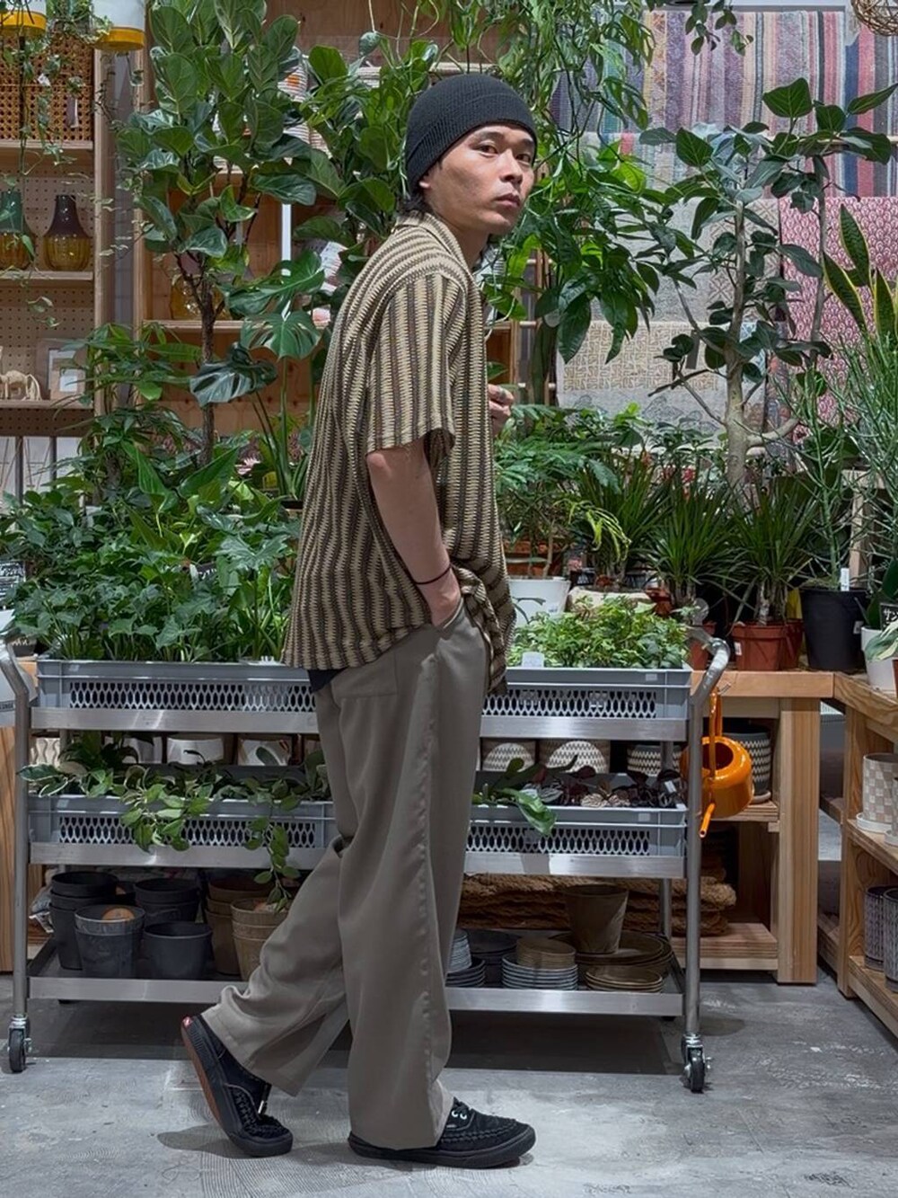 ベージュ系のその他パンツ、ブラック系のタンクトップ、ベージュ系のシャツ/ブラウスを着用したメンズの春コーディネートの4枚目の写真
