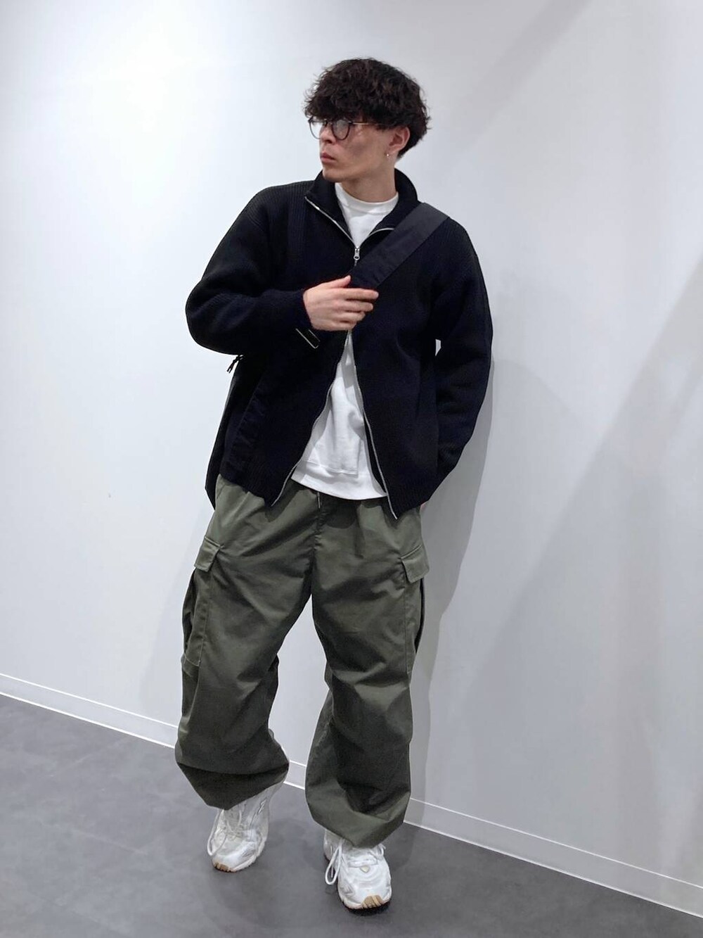 ホワイト系のスニーカー、ホワイト系のスウェット、グリーン系のカーゴパンツを着用したメンズの秋コーディネートの5枚目の写真