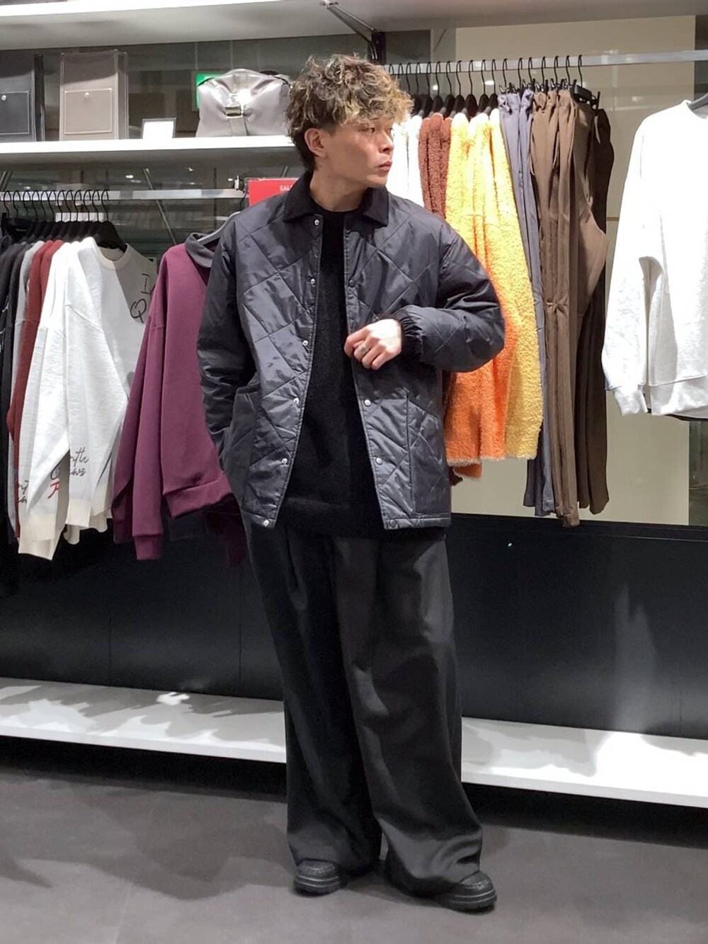 ブラック系のローファー、ブラック系のニット/セーター、ブラック系のスラックスを着用したメンズの冬コーディネートの6枚目の写真