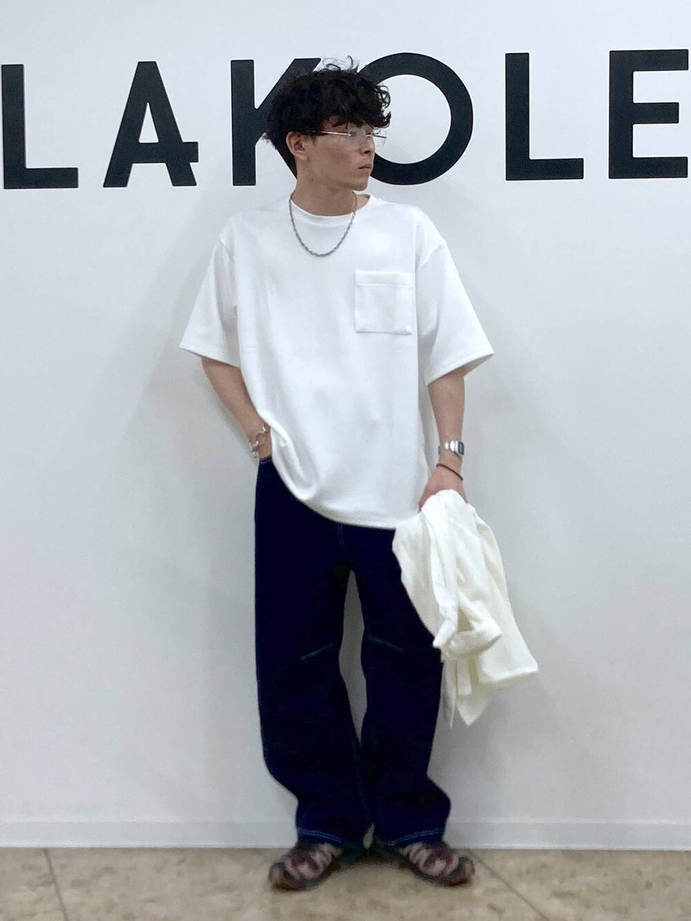 ホワイト系のシャツ/ブラウス、ホワイト系のTシャツ/カットソー、その他のサングラスを着用したメンズの春コーディネートの5枚目の写真