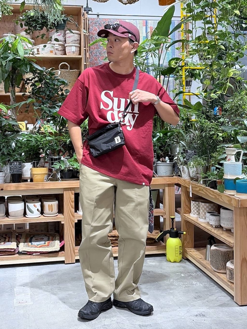 ブラック系のショルダーバッグ、レッド系のTシャツ/カットソー、グリーン系のその他パンツを着用したメンズの夏コーディネートの6枚目の写真