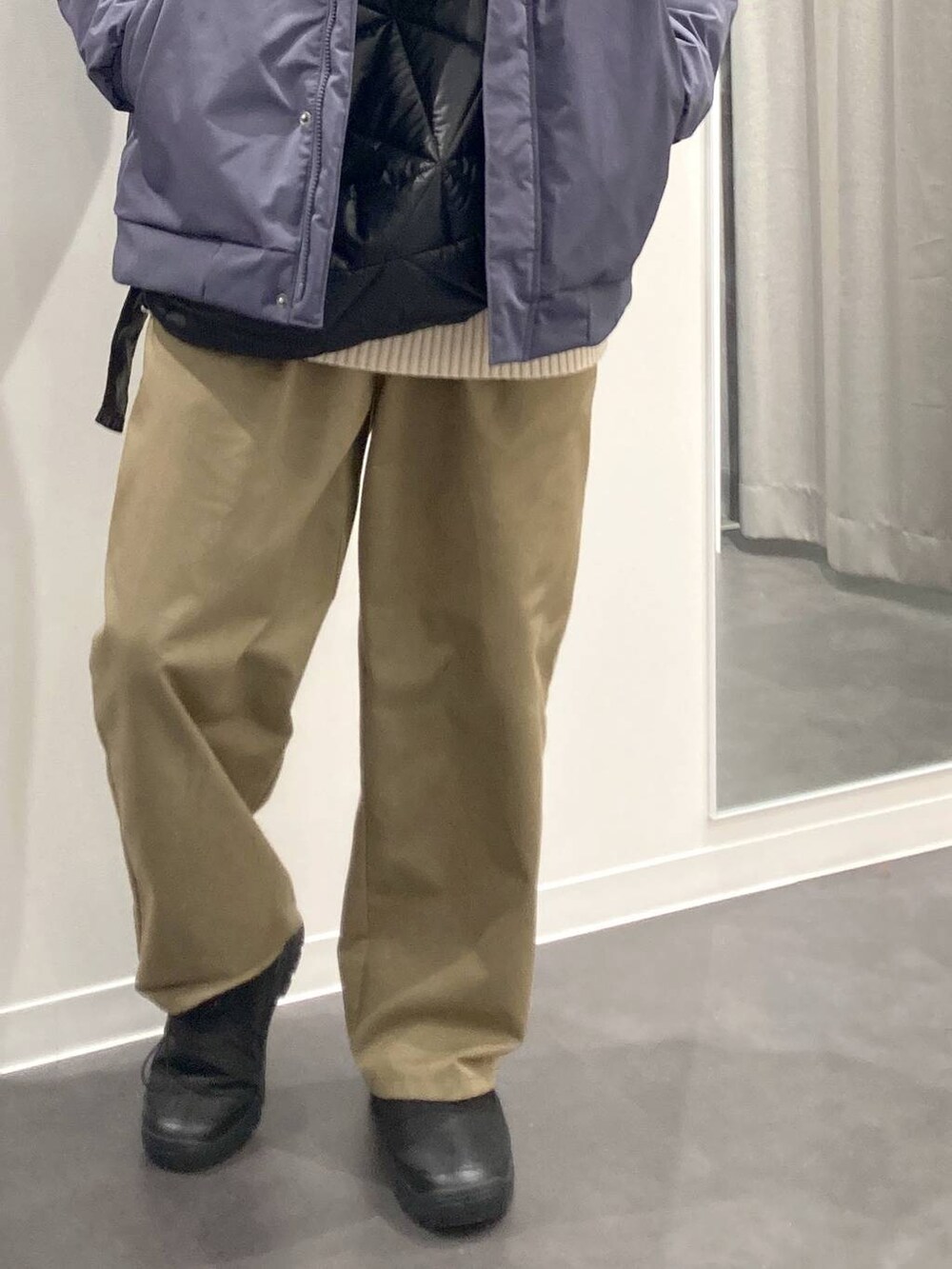 ベージュ系のチノパンツ、ブルー系のブルゾン、ベージュ系のニット/セーターを着用したメンズの冬コーディネートの7枚目の写真