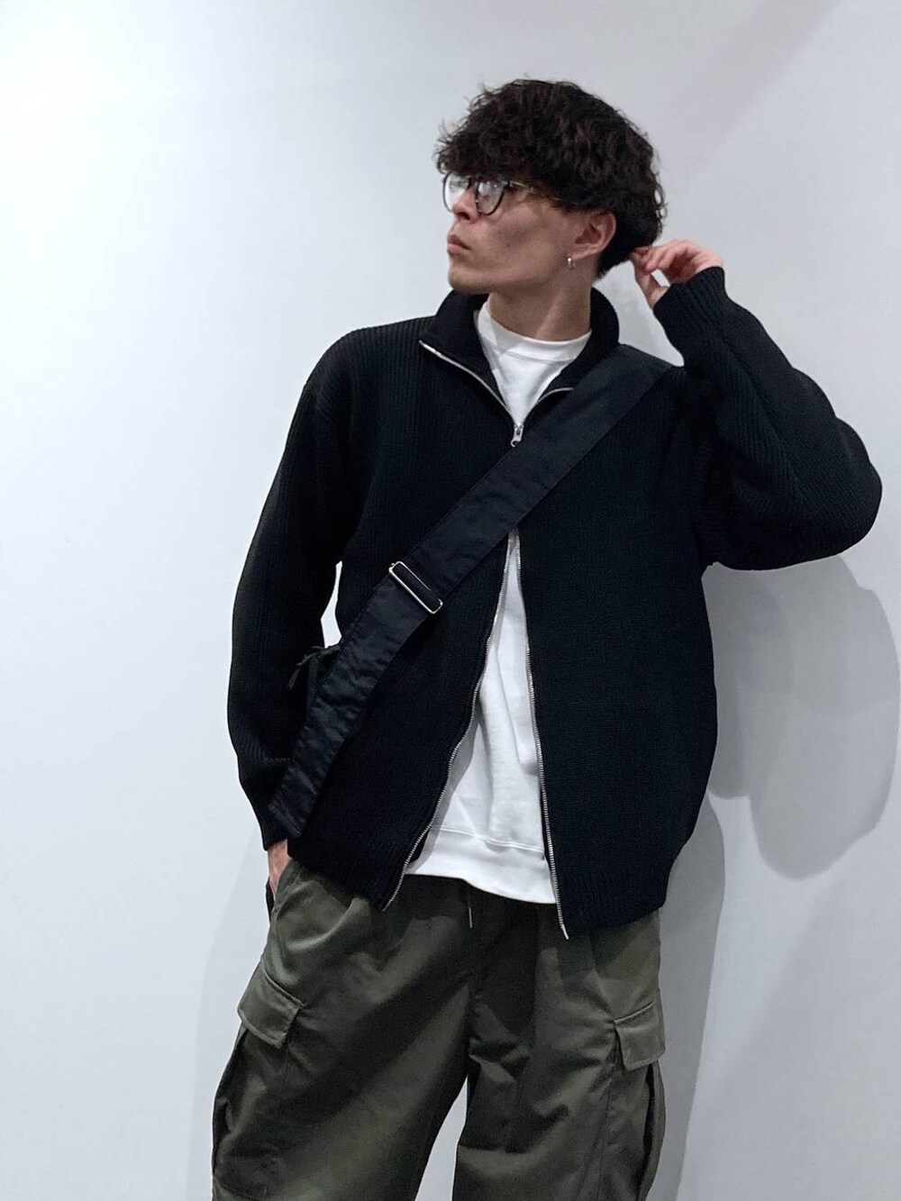 ホワイト系のスニーカー、ホワイト系のスウェット、グリーン系のカーゴパンツを着用したメンズの秋コーディネートの6枚目の写真