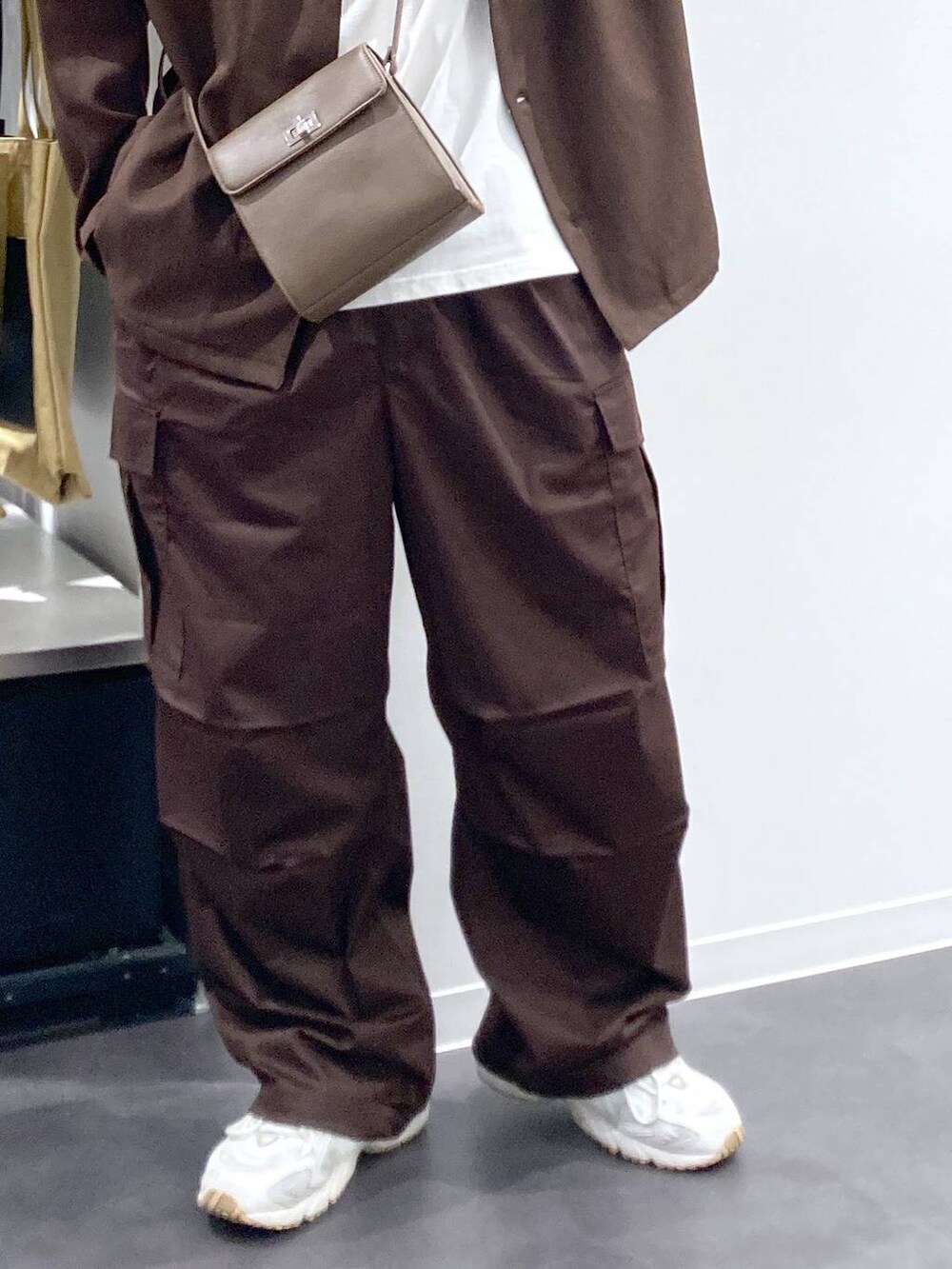 ホワイト系のTシャツ/カットソー、ブラウン系のカーゴパンツ、ブラウン系のカーディガン/ボレロを着用したメンズの秋コーディネートの7枚目の写真