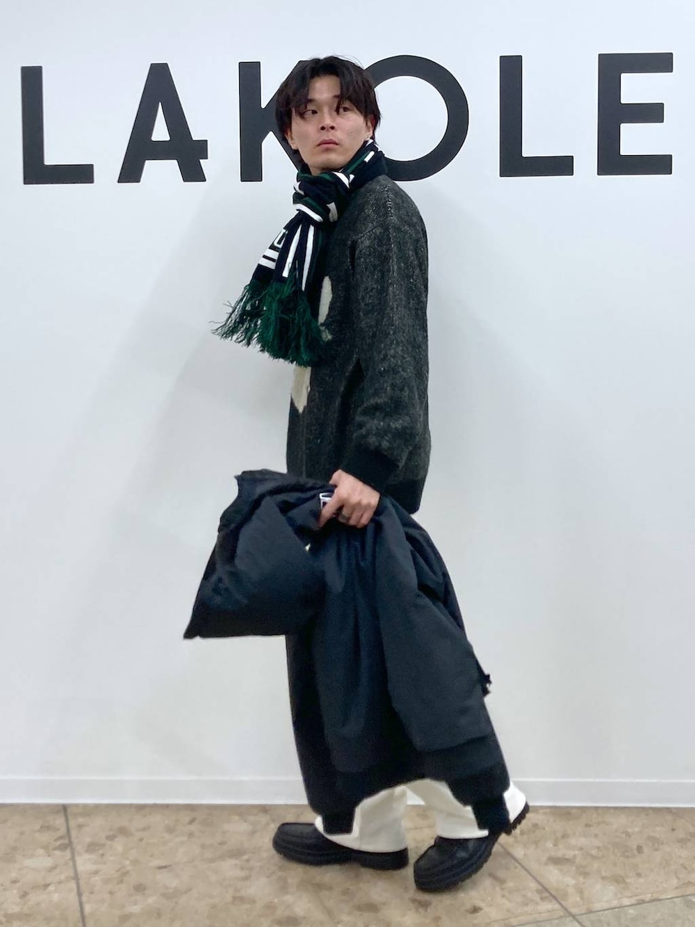 ブラック系のブルゾン、ブラック系のローファー、ブラック系のニット/セーターを着用したメンズの冬コーディネートの7枚目の写真