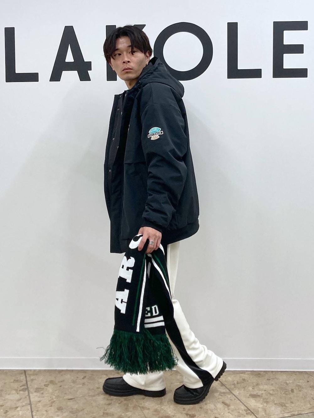 ブラック系のブルゾン、ブラック系のローファー、ブラック系のニット/セーターを着用したメンズの冬コーディネートの3枚目の写真