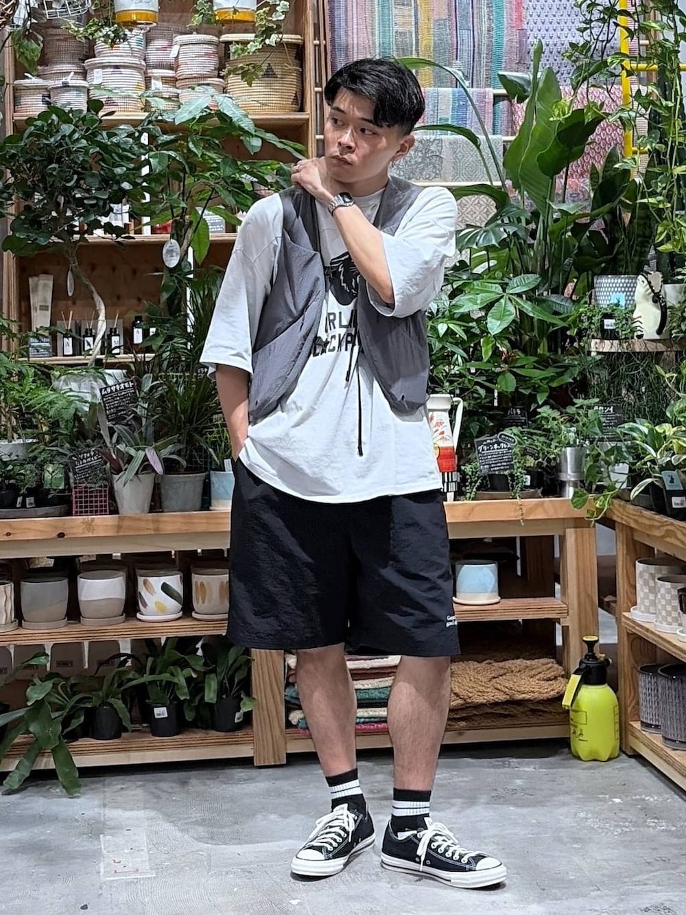 グレー系のTシャツ/カットソー、ブラック系のスニーカー、ブラック系のその他パンツを着用したメンズの夏コーディネートの7枚目の写真