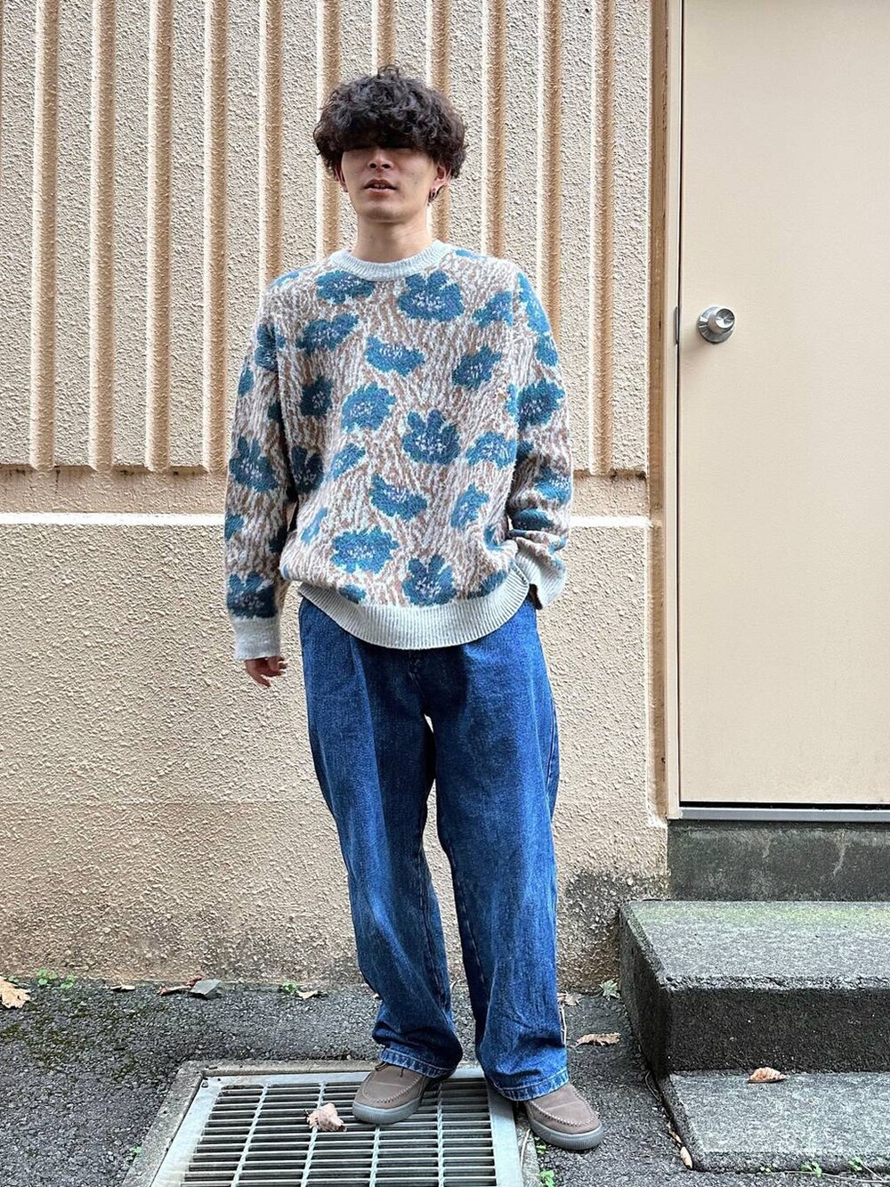 ブルー系のニット/セーター、ブルー系のデニムパンツを着用したメンズの秋コーディネートの5枚目の写真