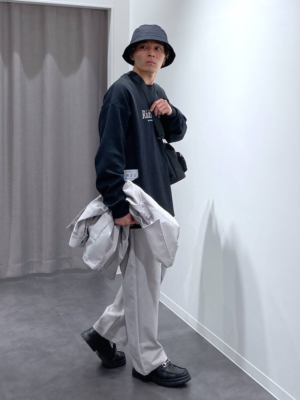 グレー系のその他パンツ、ブラック系のローファー、ブラック系のショルダーバッグを着用したメンズの冬コーディネートの7枚目の写真