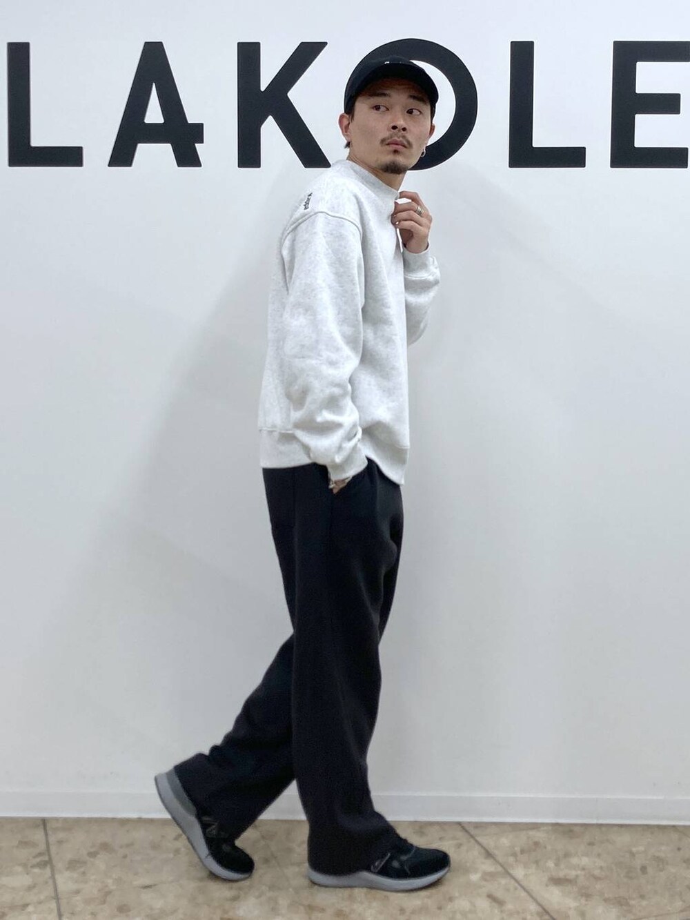 ブラック系のスニーカー、ブラック系のその他パンツ、ブラック系のキャップを着用したメンズの秋コーディネートの3枚目の写真