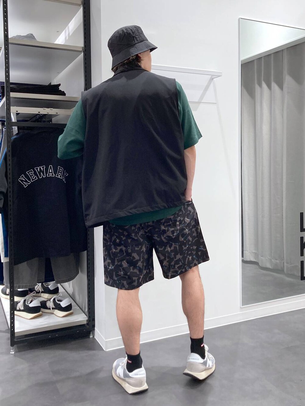 グレー系のスニーカーを着用したメンズの春コーディネートの2枚目の写真