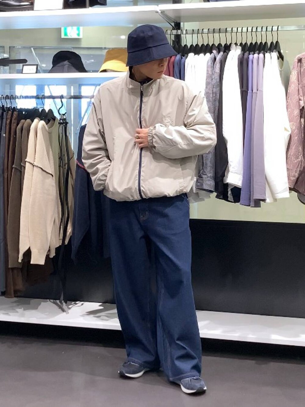 ブルー系のスニーカー、ブルー系のハットを着用したメンズの秋コーディネートの5枚目の写真