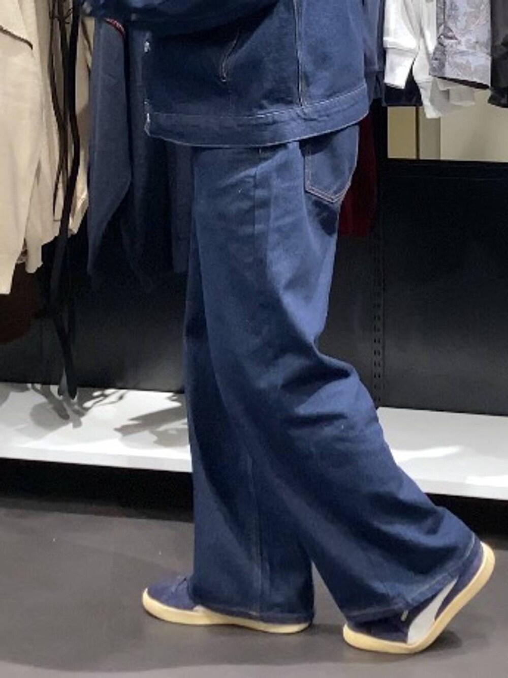 ブルー系のデニムジャケットを着用したメンズの秋コーディネートの9枚目の写真