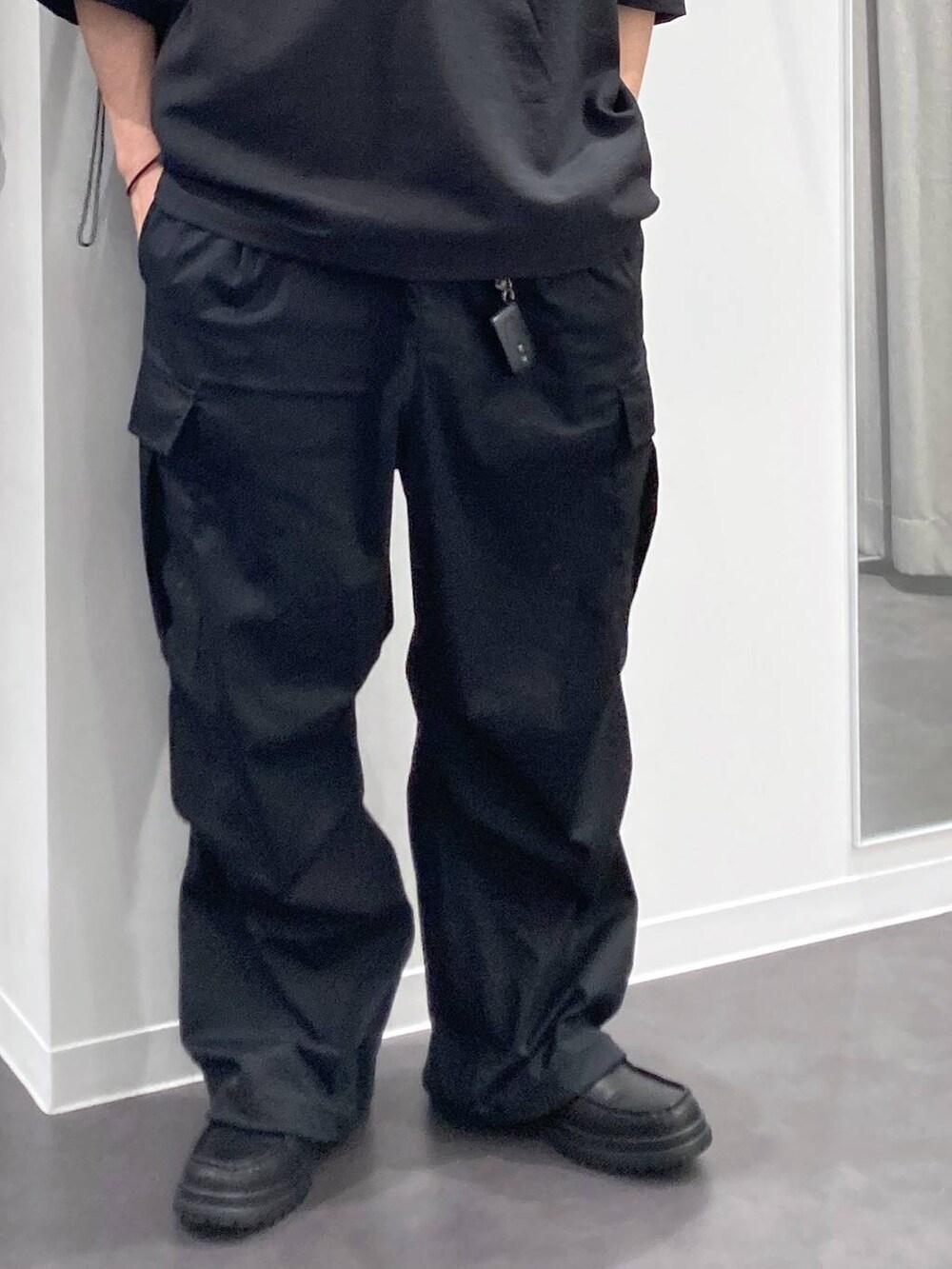 ブラック系のシャツ/ブラウス、ブラック系のローファー、ブラック系のカーゴパンツを着用したメンズの春コーディネートの8枚目の写真