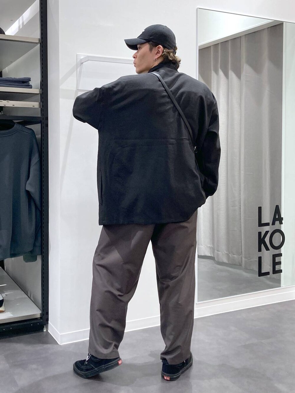 ブラック系のシャツ/ブラウス、ブラック系のショルダーバッグ、グレー系のその他パンツを着用したメンズの春コーディネートの2枚目の写真