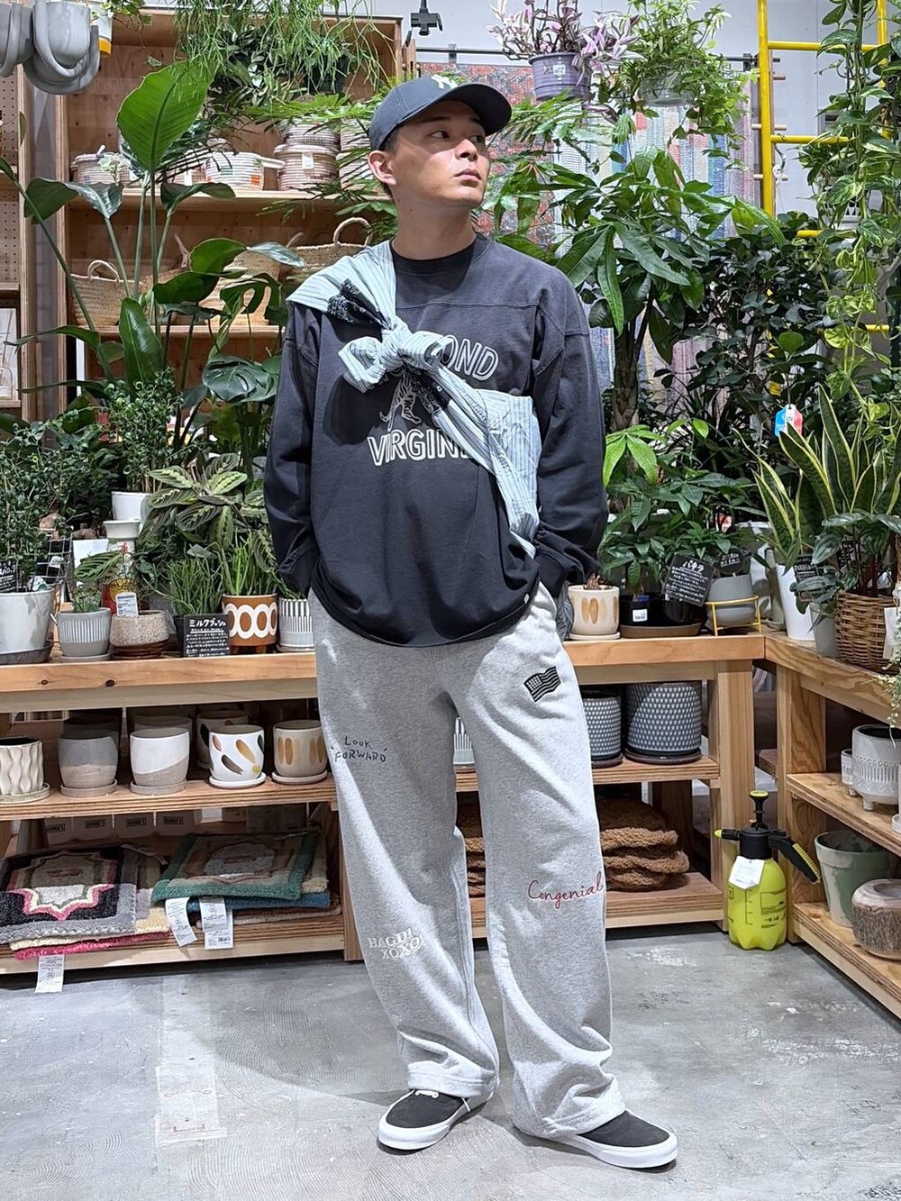 ブルー系のシャツ/ブラウス、グレー系のスウェットパンツ、ブラック系のTシャツ/カットソーを着用したメンズの秋コーディネートの8枚目の写真